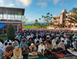 Penuh Makna, Warga Padati Kampus STKIP Muhammadiyah Kuningan Saat Salat Idul Adha 1444 H